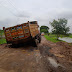सावली-हरंबा रोड वरील जिबगांव जवळ रस्त्यावर फसला ट्रक ; 3 तासापासून रस्ता बंद  #chandrapur #saoli 