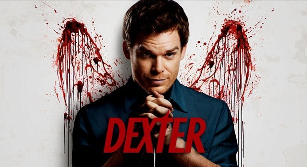 foto portada serie Dexter protagonista con sangre de fondo