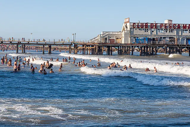 Gente disfrutando del mar cerca del Club de Pescadores de MDQ