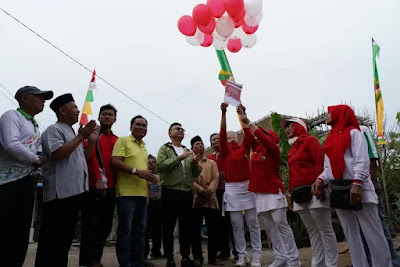 Pelepasan balon menandai dimulainya Semarak HUT ke-77 Kemerdekaan RI di Kelurahan Saigon Kecamatan Pontianak Timur. (Prokopim/BorneoTribun)