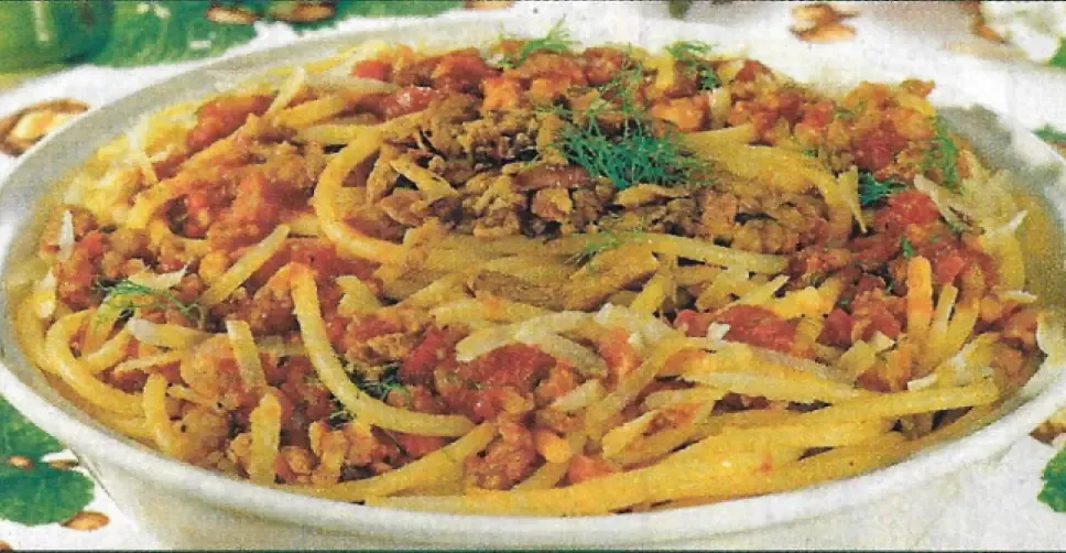 Bucatini al sugo di salsiccia e finferli