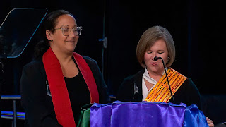 Lindsey Baynham Freeman und Emily Kincaid vom General Board of Higher Education Ministries vertraten den Antrag, der den Diakoninnen und Diakonen die Beauftragung zur Sakramentsverwaltung gibt.