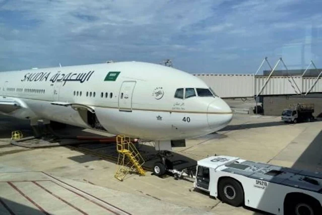 السعودية تعلن تسيير رحلات دولية أسبوعية إلى مطار نيوم  (وكالة الصحافة الفرنسية أ ف ب) أعلنت السعودية الإثنين أنها ستسيّر بدءا من الشهر المقبل رحلات جوية أسبوعية من مدينة نيوم المستقبلية التي تعمل على بنائها إلى وجهات دولية تبدأ بدبي المجاورة. وأوردت وكالة الأنباء السعودية (واس) أنّ الرحلات التي ستشغلها الخطوط الجوية السعودية الناقل الرسمي بالبلاد بين نيوم ودبي "تبدأ نهاية حزيران/يونيو القادم، مع خطط مستقبلية لتسيير رحلات مباشرة إلى لندن". ونيوم التي تقدّر تكلفتها بـ500 مليار دولار وتبنيها السعودية على البحر الأحمر جزء من مخططات ولي العهد السعودي الأمير محمد بن سلمان لتنويع الاقتصاد السعودي المرتهن للنفط. وتسعى السعودية من خلال "نيوم" إلى بناء مدينة مستقبلية مستوحاة من أفلام الخيال العلمي مع سيارات أجرة طائرة وروبوتات عاملة. وتؤكد أن المدينة ستنعم بوضع تنظيمي خاص لم ينجز بعد. وأطلقت السعودية أول رحلة جوية إلى نيوم في حزيران/يونيو 2019. ونقلت واس عن الرئيس التنفيذي لنيوم نظمي النصر قوله إن مطار خليج نيوم "يعد أحد المرافق الحيوية والرئيسية لتطوير نيوم، وسيكون الشريان الحيوي لتسريع وصول سكان نيوم وشركاء الأعمال إلى نيوم". وفي تشرين الأول/أكتوبر الماضي توقّع مسؤول رفيع في تصريح لوكالة فرانس برس أن تستقبل المدينة أولى شركاتها وسكانها في العام 2025. ويقول مسؤولون إن عدد سكان المدينة سيتخطى في نهاية المطاف المليون نسمة. ويأتي تشغيل الرحلات الجوية المنتظمة إلى نيوم، فيما تسعى السعودية لتطوير قطاع الطيران بها لتحويل المملكة إلى مركز عالمي للسفر الجوي. وتشمل الأهداف السعودية لقطاع الطيران والمندرجة في إطار إصلاحات رؤية 2030 زيادة حركة المسافرين سنوياًَ بأكثر من ثلاثة أضعاف إلى 300 مليون مسافر بنهاية العقد الحالي. وتسعى المملكة أيضا إلى جذب استثمارات للقطاع بمئة مليار دولار بحلول العام 2030، وإنشاء شركة طيران وطنية جديدة وبناء "مطار ضخم" في الرياض وزيادة الشحن بمقدار خمسة ملايين طن كل عام.