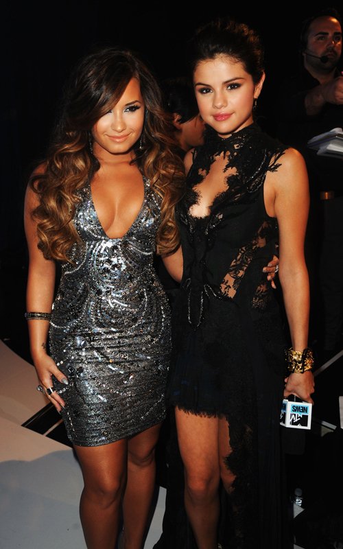 Host of the VMA pre show Selena Gomez poses with good friend Demi Lovato at