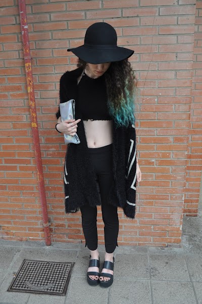 Un día extraño en verano featuring Monanva