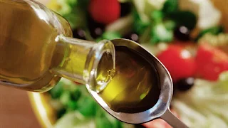 Experts: Daily consumption of olive oil reduces the risk of death from a disease for which there is no cure