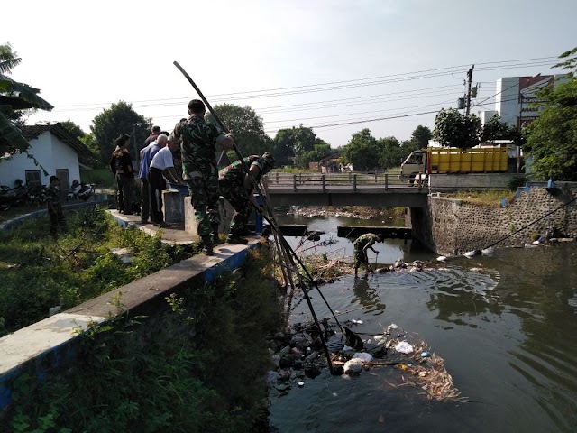 KORAMIL  07 GATAK BERSAMA MASYARAKAT & PERANGKAT DESA BERSIHKAN SUNGAI BLIMBING