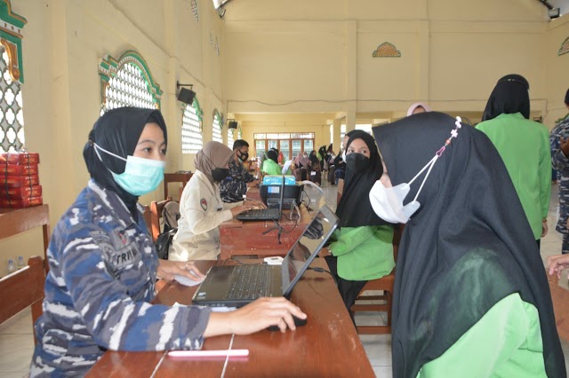 Antusiasnya Santri di Semarang Terima Serbuan Vaksin TNI AL