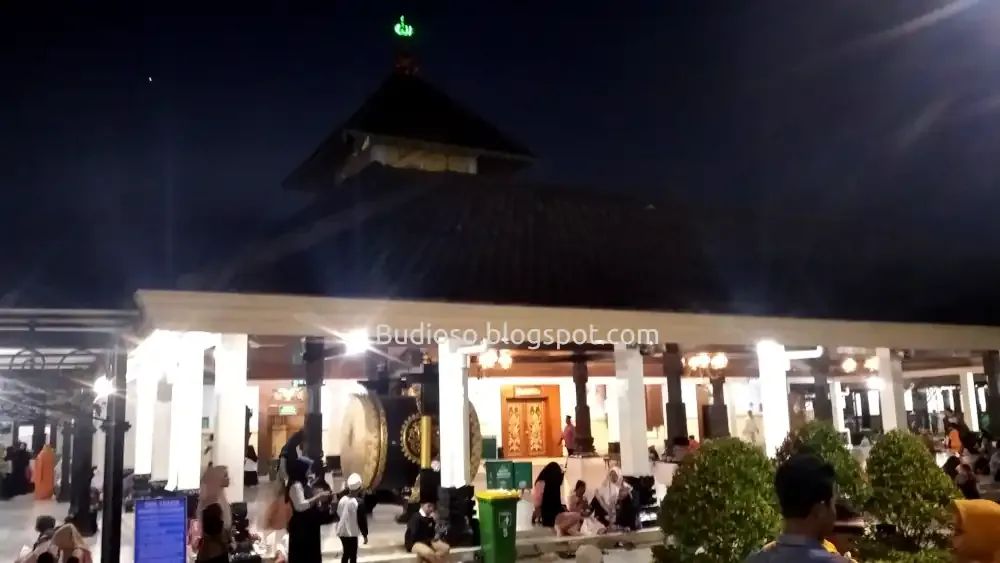 Suasana Masjid Agung Demak setelah selesai salat magrib berjamaah - Budioso.blogspot.com