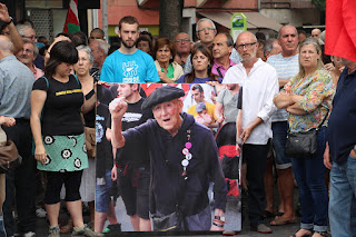 Miles de personas participan en el homenaje póstumo a Periko Solabarria