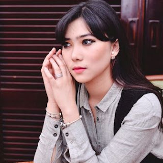 foto Isyana Sarasvati mempesona