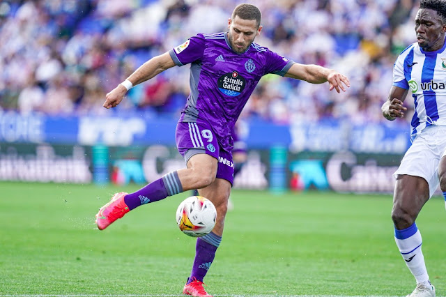 Weissman remata ante Omeruo. C. D. LEGANÉS 0 REAL VALLADOLID C. F. 2. 17/10/2021. Campeonato de Liga de 2ª División, jornada 10. Leganés, Madrid, estadio Municipal de Butarque.