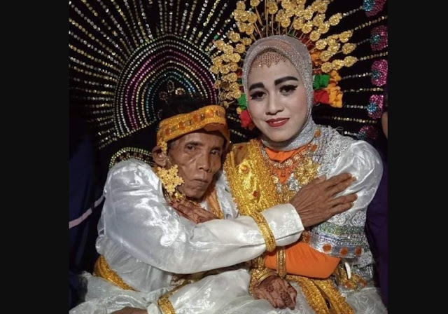 Foto Kakek Lanjut Usia Nikahi Gadis 19 Tahun di Bone