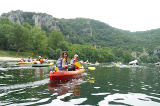 Descenso en kayak por el río Ardèche.