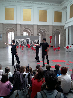 Représentation du spectacle chorégraphique jeune public Ron'zebul, par la compagnie Nathalie Cornille, dans l'atrium du Palais des Beaux-Arts de Lille. Les "Musées amusants", proposent, à chaque période de vacances scolaires, une découverte du musée pour les plus jeunes, à partir d'un atelier, d'un jeu de piste ou d'un spectacle.