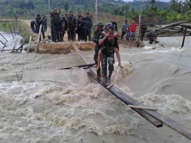 Prajurit Yonif 751 Selamatkan Sepasang Lansia Terkepung Banjir di Muara Tami