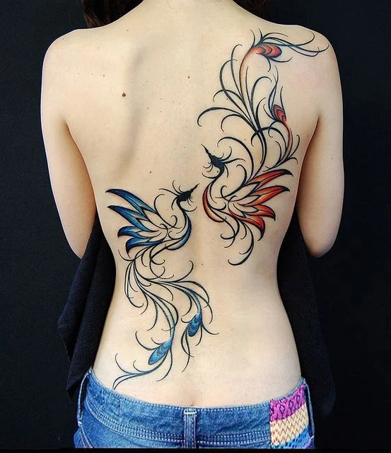 tatuaje de Ave Fenix En Mujer