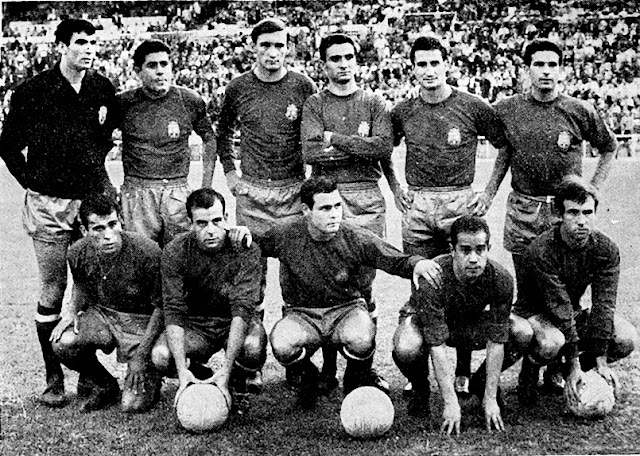 SELECCIÓN DE ESPAÑA. Temporada 1963-64. Iribar, Olivella, Zoco, Fusté, Calleja, Rivilla. Amancio, Pereda, Marcelino, Luis Suárez, Carlos Lapetra. SELECCIÓN DE ESPAÑA 2 🆚 SELECCIÓN DE HUNGRÍA 1 Miércoles 17/06/1964, 20:00 horas. II Copa de Europa de Selecciones Nacionales, semifinal. Madrid, estadio Santiago Bernabéu. GOLES: ⚽1-0: 35’, Pereda. ⚽1-1: 85', Ferenc Bene. ⚽2-1: 115’, Amancio.