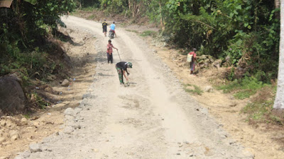 Warga Desa Lain Ikut Nikmati Jalan Baru Yang Dibangun Satgas TMMD 118 