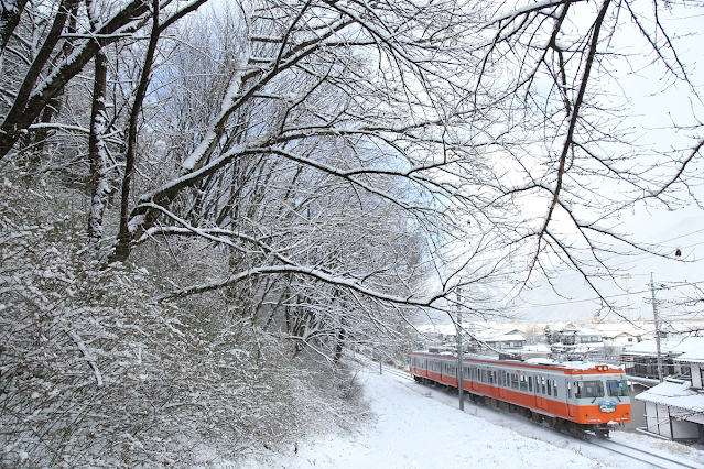雪化粧した木々と上高地線（波田-渕東）