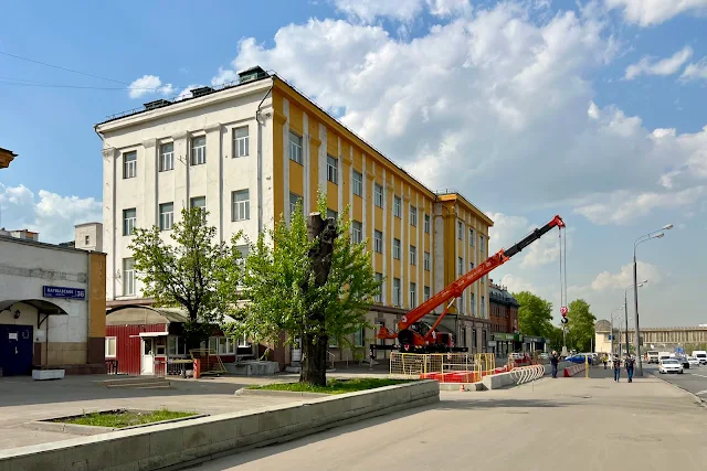 Варшавское шоссе, бизнес-центр (здание построено в 1951 году)