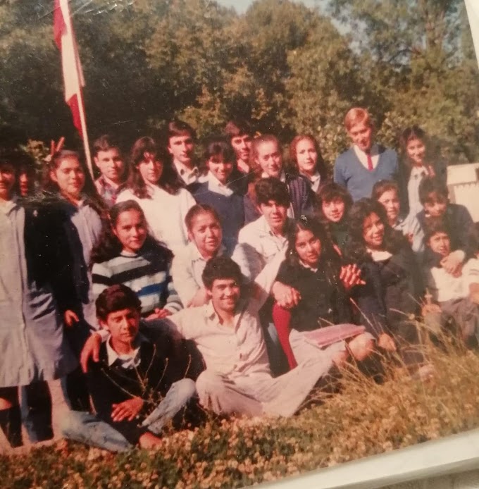 Profesor Manuel Ortega junto a sus alumnos