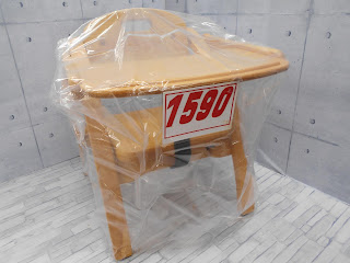 中古品　木製ローチェア　１５９０円