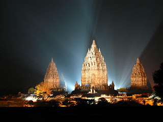 prambanan temple hindus temple in the nigh yogyakarta Foto Candi Paling Megah Di Dunia