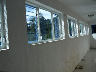 <img src="ventana.jpg" alt="estilos y fabricación de toda clase de ventanas"> 