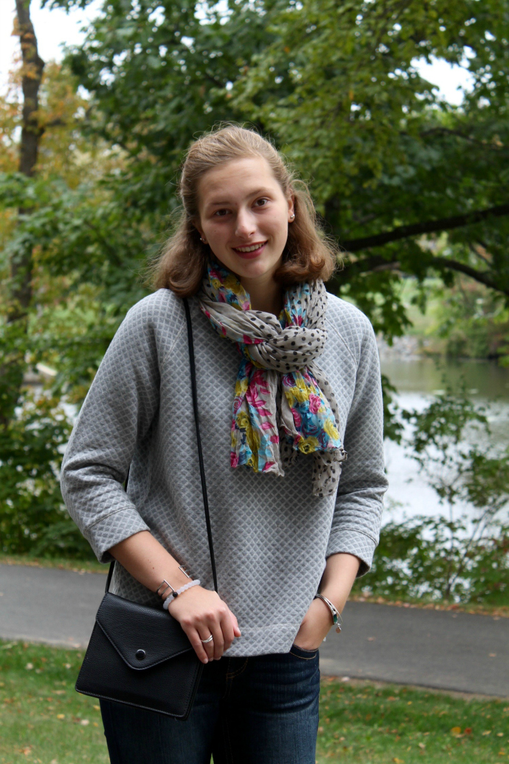 casual fall outfit - flared jeans, white trainers and mini bag