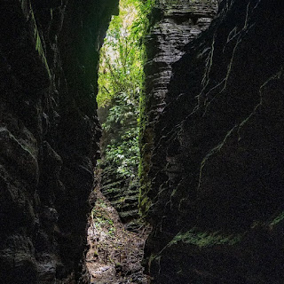 El laberinto natural del Churo revela sus paredes de roca prehistórica y un estrecho pasadizo que invita a la exploración.