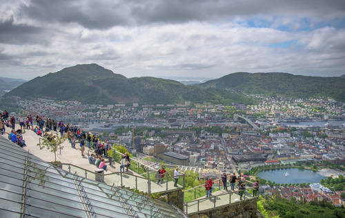 O que fazer em Bergen além dos fiordes? cidade vista do morro Fløyen