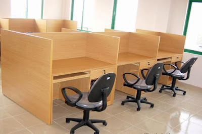 Vách ngăn văn phòng bằng gỗ ngăn chia thành các khu vực cho bàn làm việc