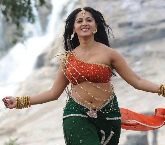 Anushka navel show from Rudramadevi