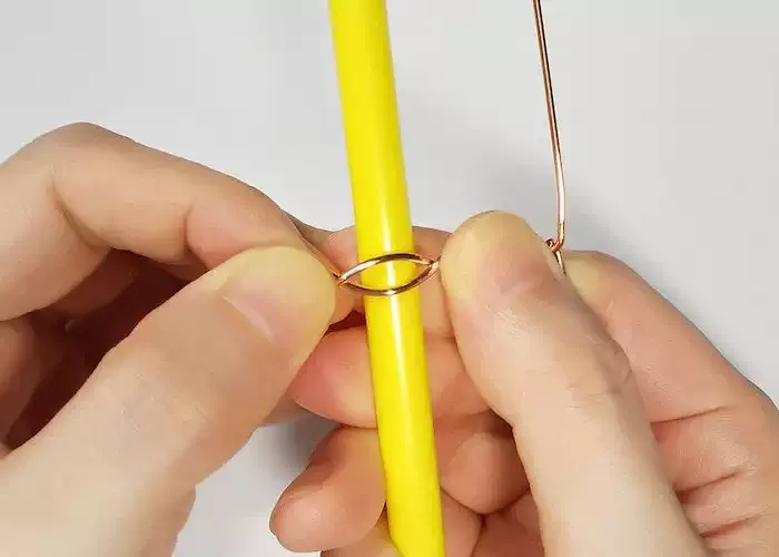 ケルトノットペンダントの作り方 step3：ワイヤーを重ねやすいように凹凸をつける