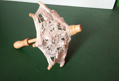 Brinquedo miniatura de guarda sol rendado e cabo de madeira : mede 14,5cm de altura e 12  cm de diametro quando aberto  R$ 15,00