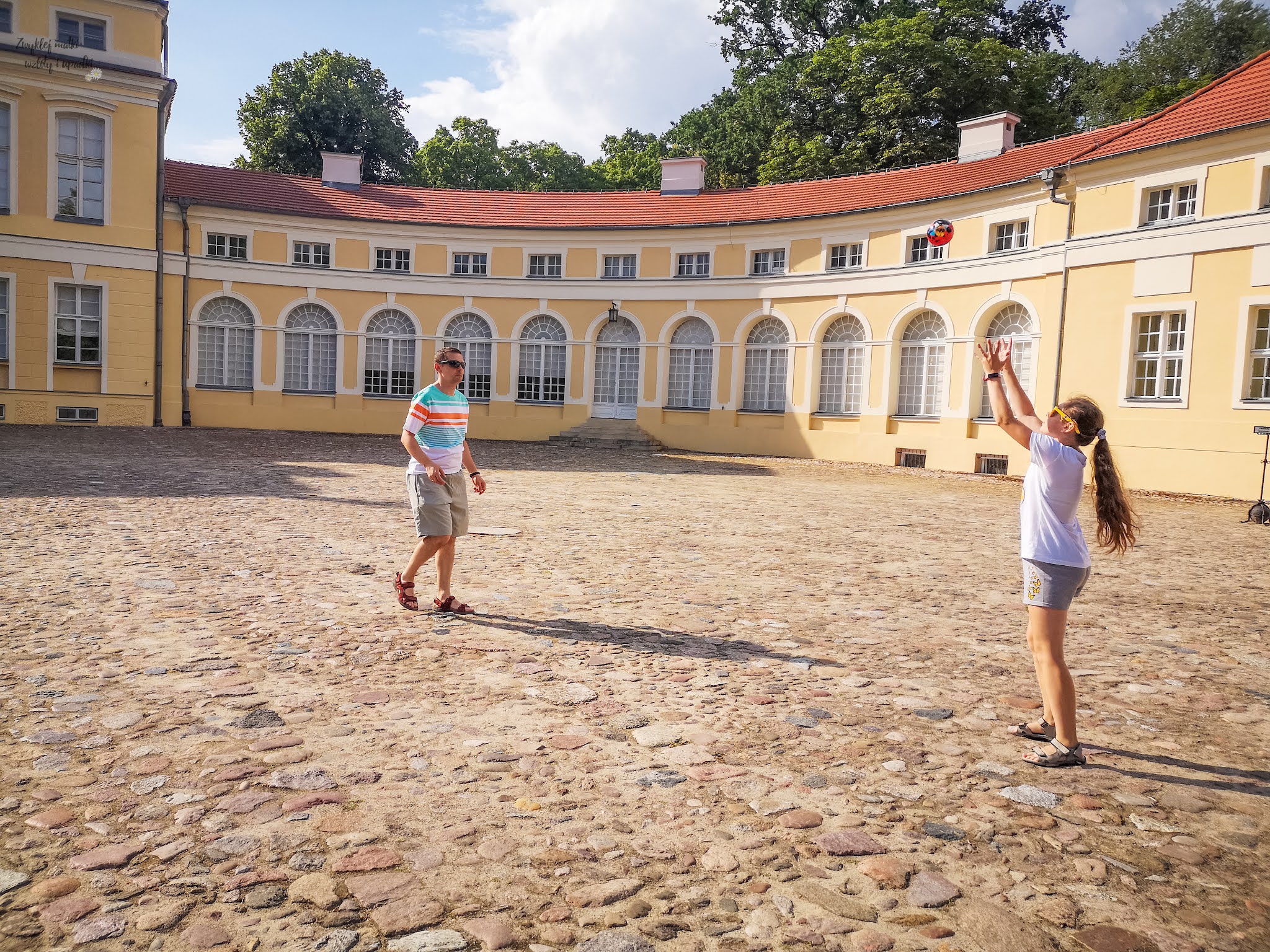 Jak poprawić sobie nastrój jesienią, czyli wspomnienia z wakacji i letnie sukienki