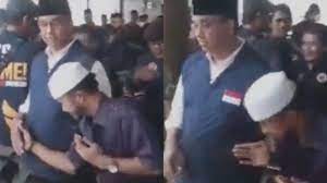 Kemarin Anies Ogah Salaman Sama Pendukung, Kini Malah Lambai-lambai: Kamera Tim Kampanye On, 3..2..1.. Pura-pura Merakyat Dimulai.. Upss!