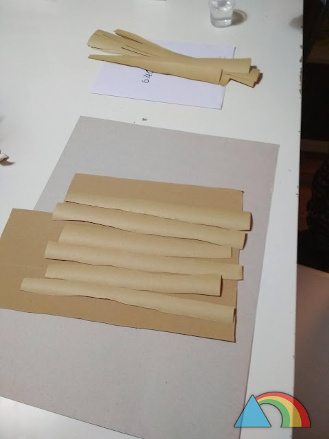 Tiras de papel craft colocadas en horizontal para simular un papiro