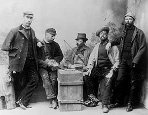 Undercover members of the Special Irish Branch at the docks, 1911.