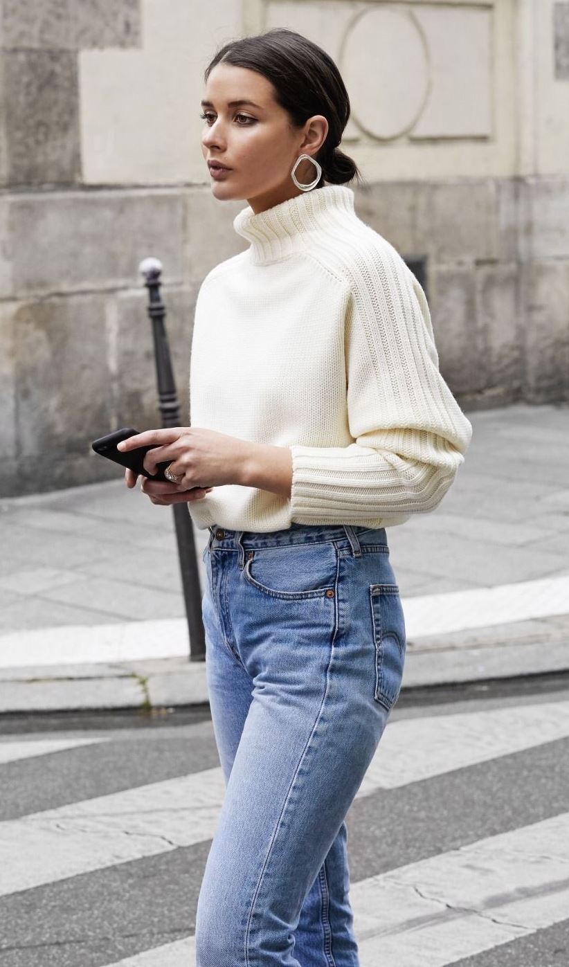 simple fall outfit / white sweater and boyfriend jeans