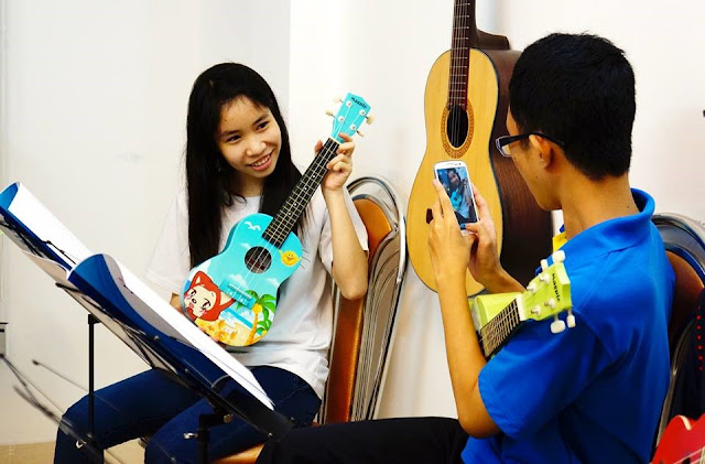 hoc choi dan ukulele co de lam khong