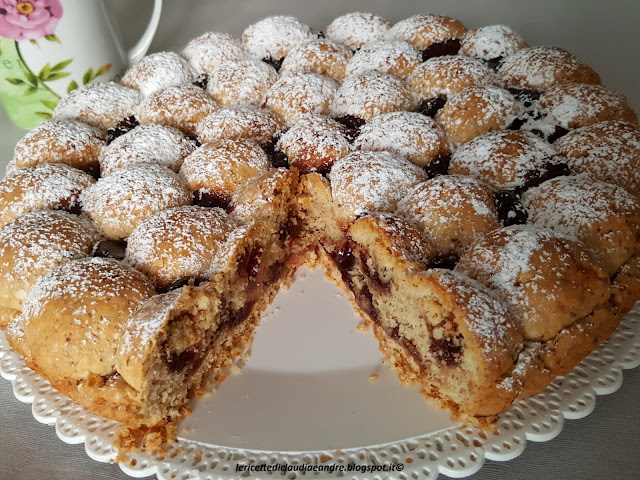 crostata alle mandorle con palline ripiene di marmellata di ciliege