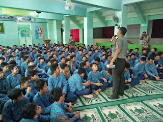 Sambang Ke Sekolah, Kapolsek Ngampilan Berikan Pesan Kamtibmas Kepada Para Siswa