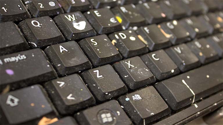 Cara Membersihkan Keyboard Komputer Anda Dengan Sanitizer