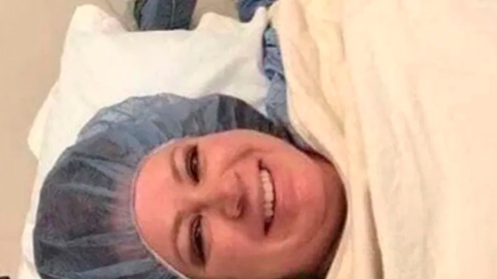 Mujer toma selfie de su esposo desmayado en la sala de partos