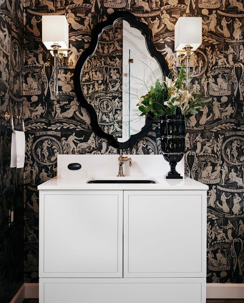 Papel tapiz de baño oscuro con patrón mural histórico