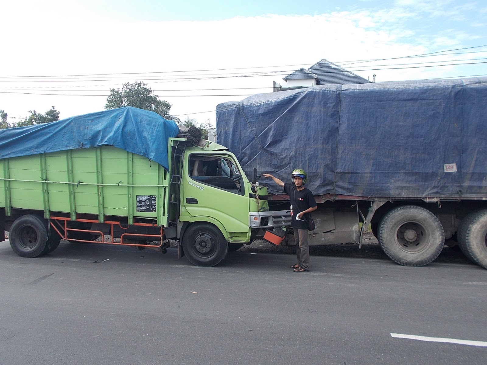 Hindari Mobil Ngebut, Truk Muatan Kelapa Seruduk Truk 