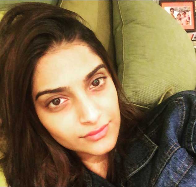 Bollywood Actresses and Their OFF bed early morning look - Sonam Kapoor