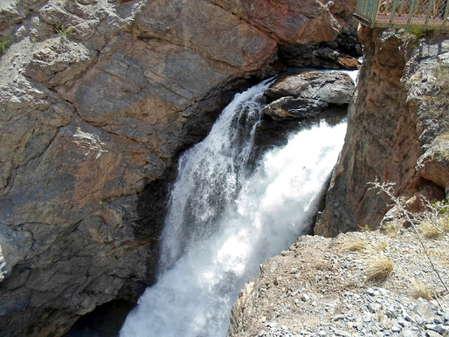 Водопад на Искандарье, окрестности Искандеркуля, Фанские горы, Таджикистан